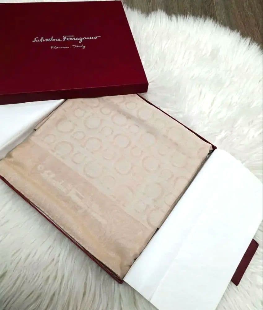 新品未使用フェラガモ シルク.コットン スカーフ ストール