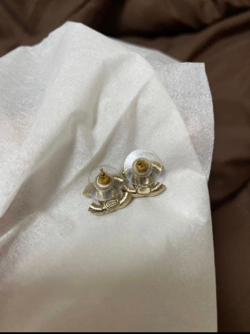 CHANELロゴピアスゴールドブラック