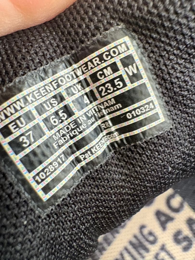 KEEN キーン スニーカー　未使用品　23.5センチ