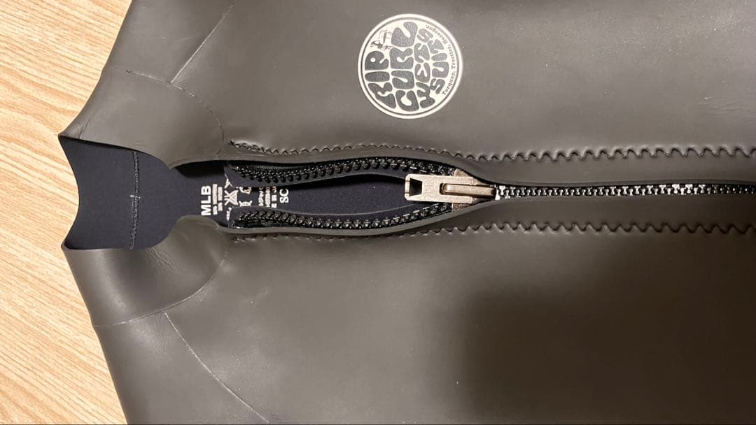 黒リップカールタッパー