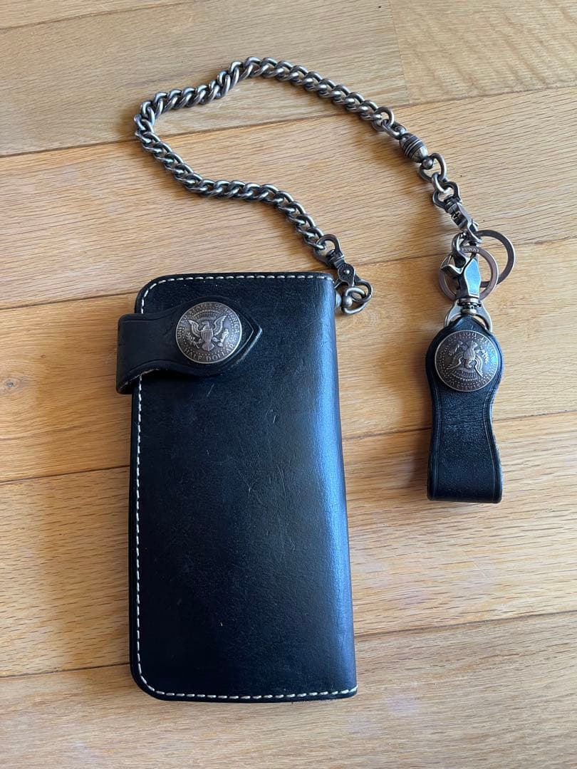 黒いレザー ウォレットチェーン エンブレム付き　アメリカン束入れ
