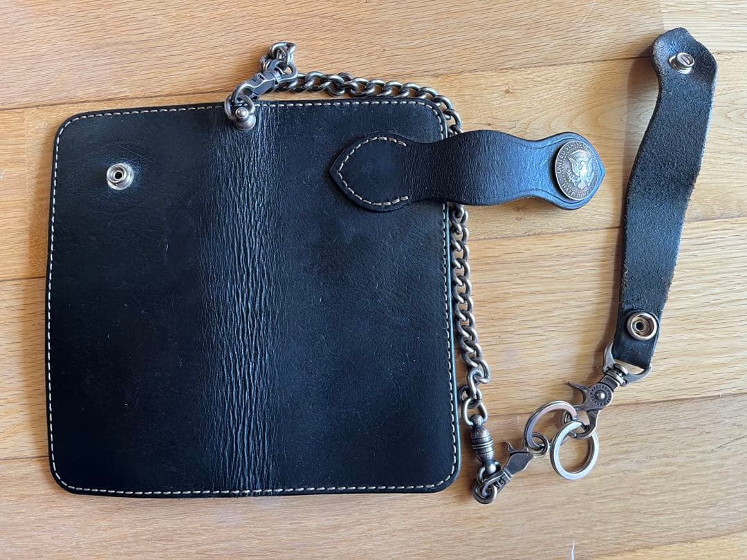 黒いレザー ウォレットチェーン エンブレム付き　アメリカン束入れ