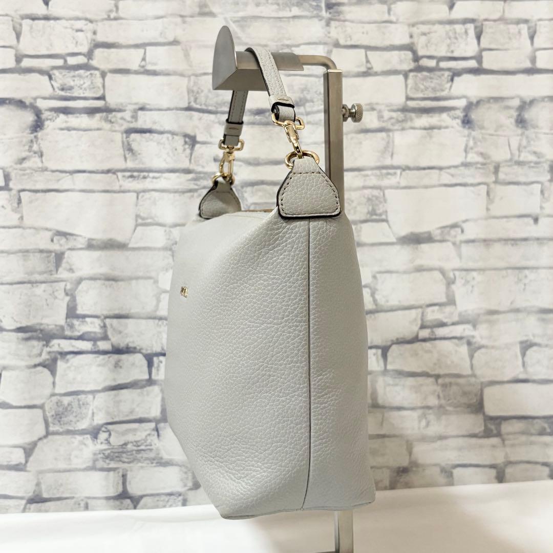 極美品✨フルラ・2wayバッグ 手提げ斜め掛け レザー 無地 ライトグレー系