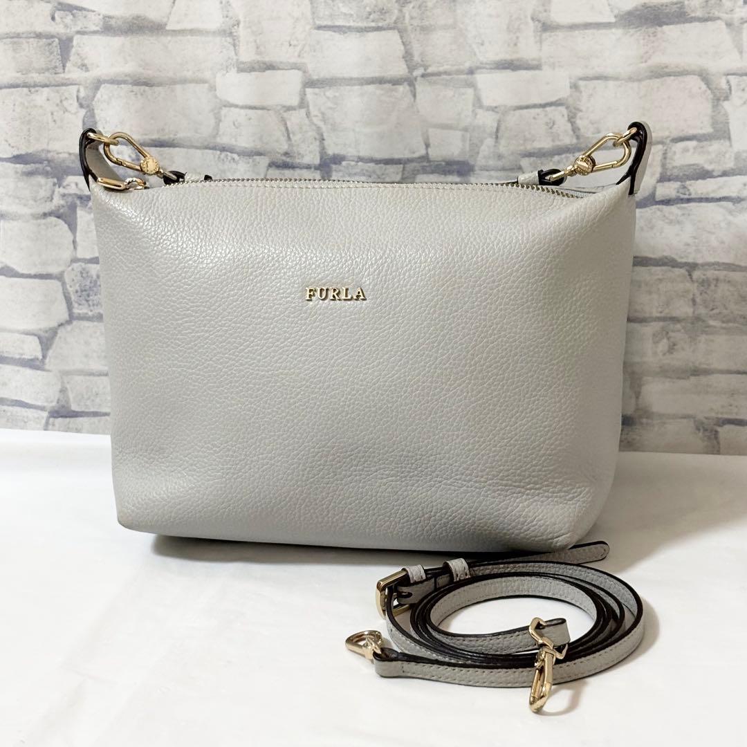 極美品✨フルラ・2wayバッグ 手提げ斜め掛け レザー 無地 ライトグレー系