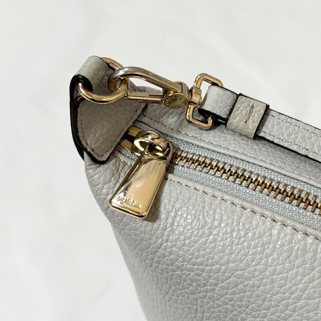 極美品✨フルラ・2wayバッグ 手提げ斜め掛け レザー 無地 ライトグレー系