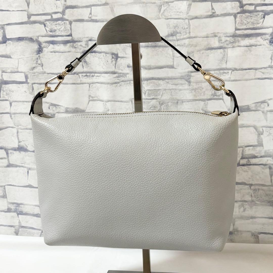 極美品✨フルラ・2wayバッグ 手提げ斜め掛け レザー 無地 ライトグレー系