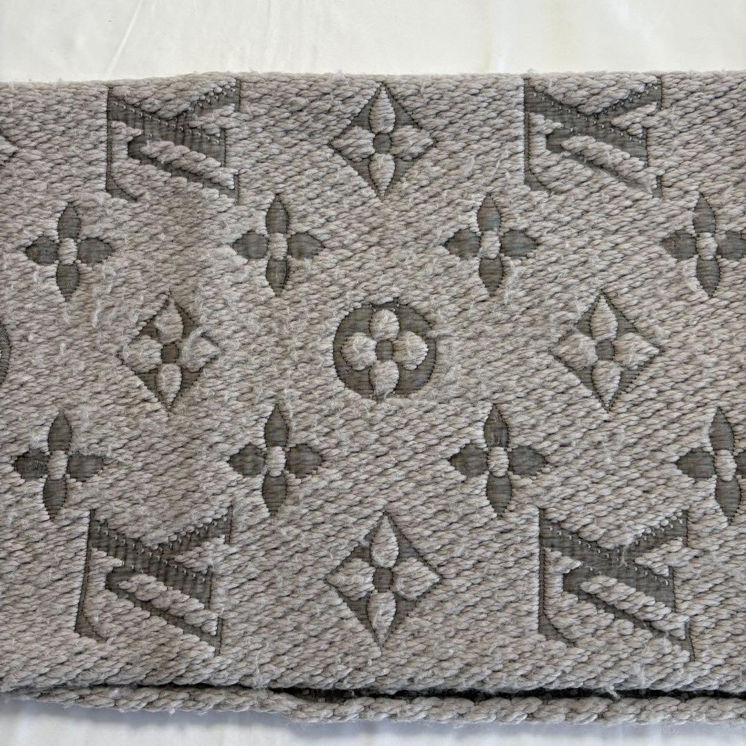 ルイヴィトン　エシャルプ ロゴマニア マフラー　ライトグレー　/b