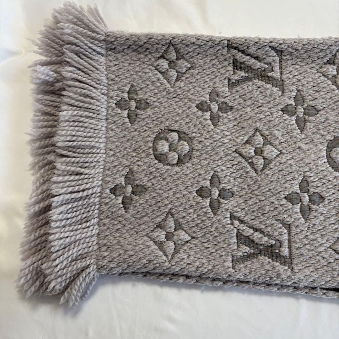 ルイヴィトン　エシャルプ ロゴマニア マフラー　ライトグレー　/b