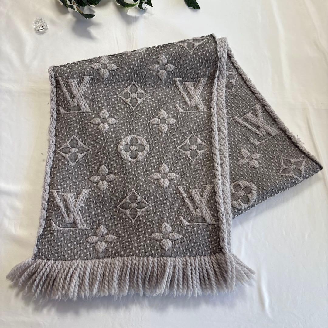 ルイヴィトン　エシャルプ ロゴマニア マフラー　ライトグレー　/b