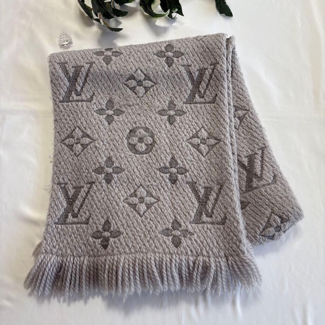 ルイヴィトン　エシャルプ ロゴマニア マフラー　ライトグレー　/b