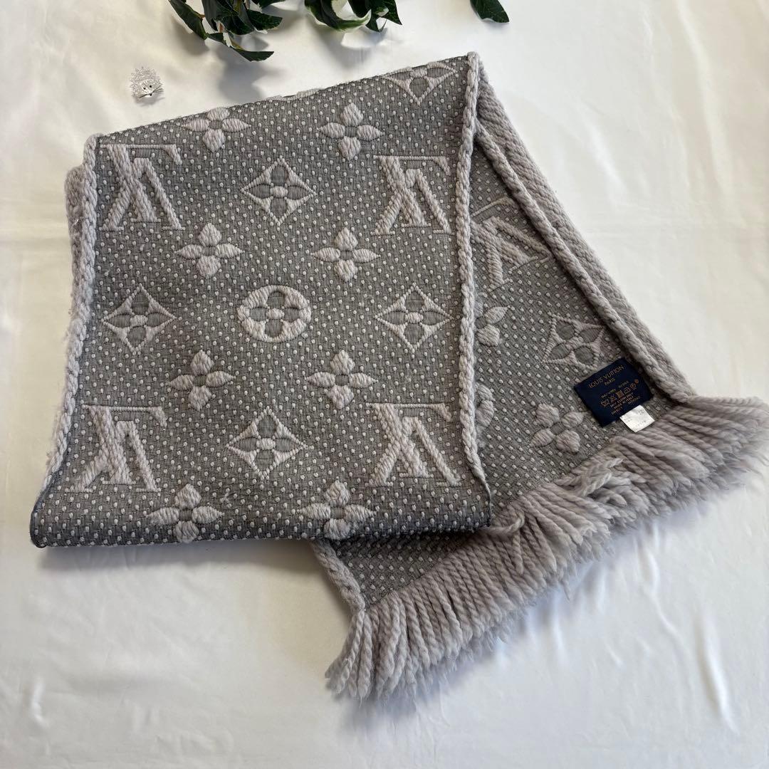 ルイヴィトン　エシャルプ ロゴマニア マフラー　ライトグレー　/b