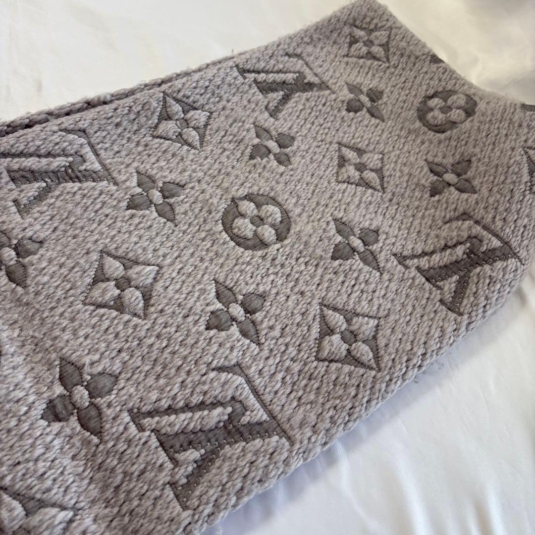 ルイヴィトン　エシャルプ ロゴマニア マフラー　ライトグレー　/b