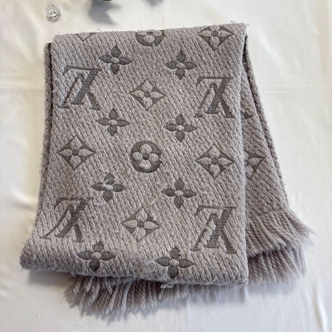 ルイヴィトン　エシャルプ ロゴマニア マフラー　ライトグレー　/b