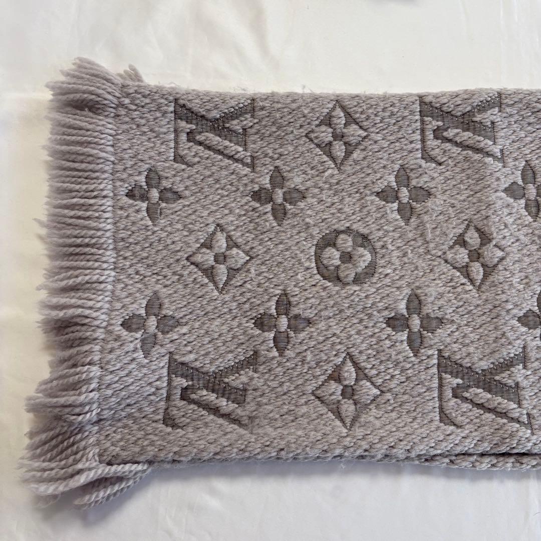 ルイヴィトン　エシャルプ ロゴマニア マフラー　ライトグレー　/b