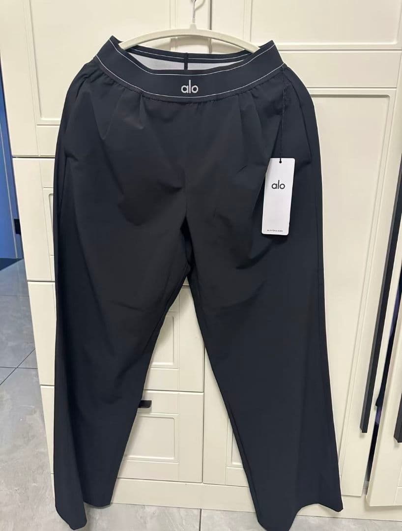 新品未使用 alo Yoga 黒色のSサイズ