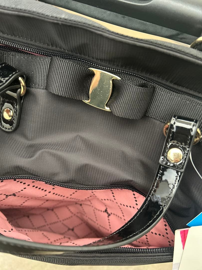 スワニーキャリーバッグ　Mサイズ　ハローキティ