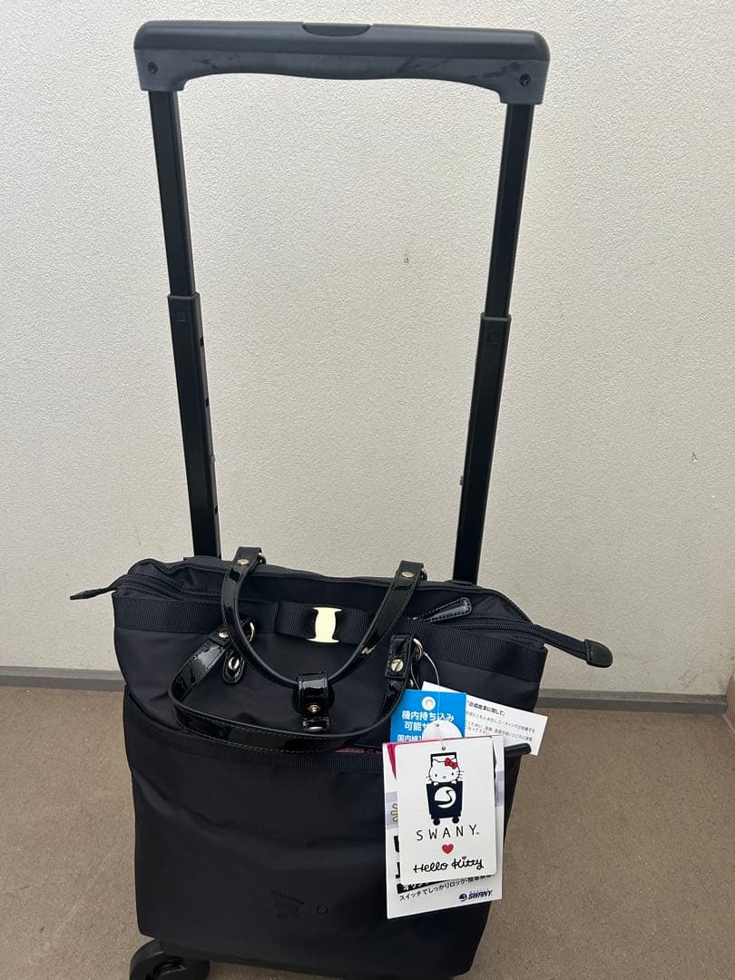 スワニーキャリーバッグ　Mサイズ　ハローキティ