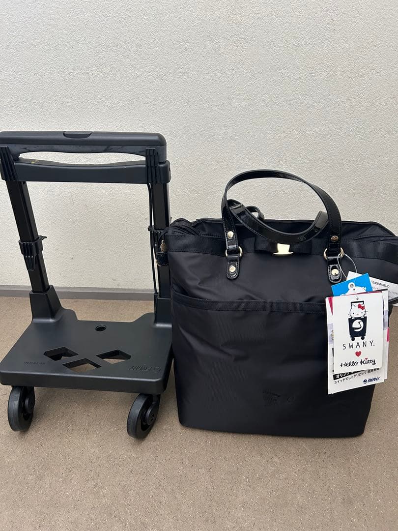 スワニーキャリーバッグ　Mサイズ　ハローキティ