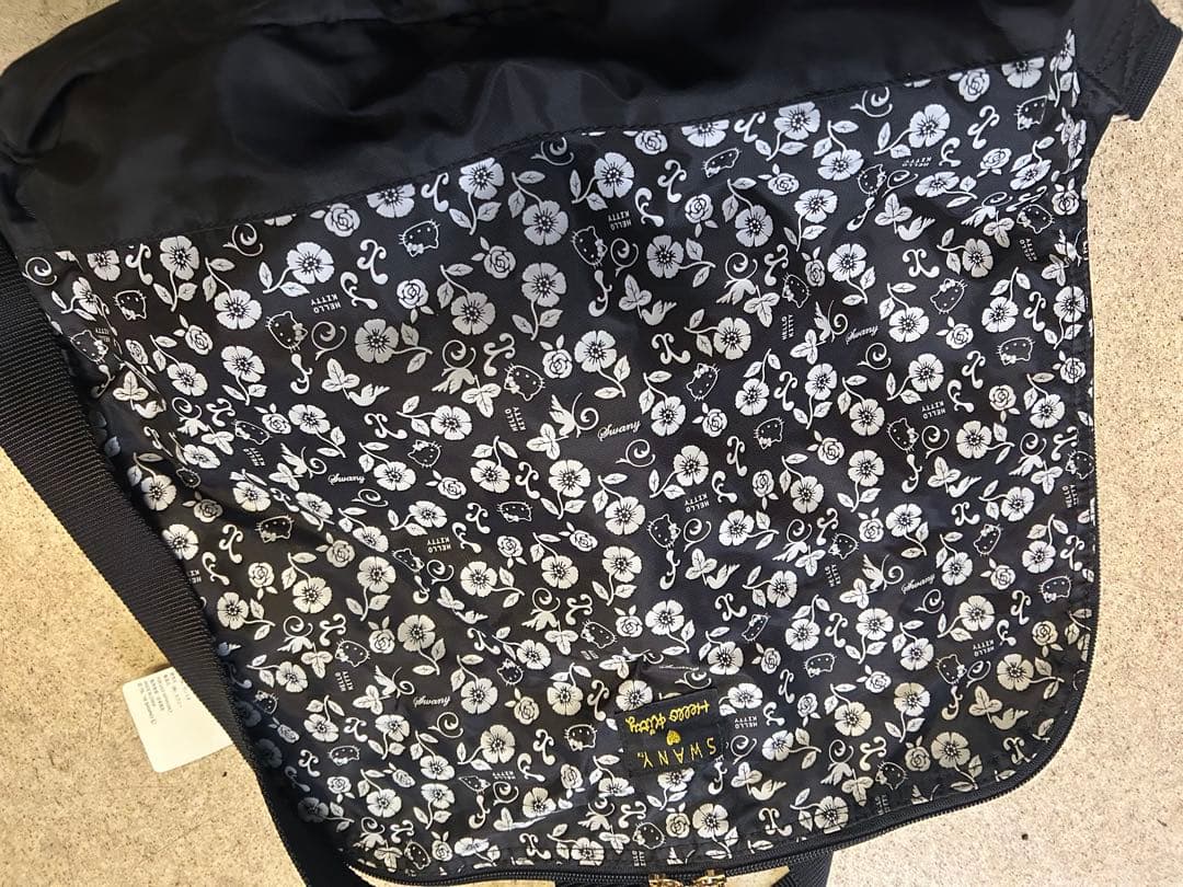 スワニーキャリーバッグ　Mサイズ　ハローキティ