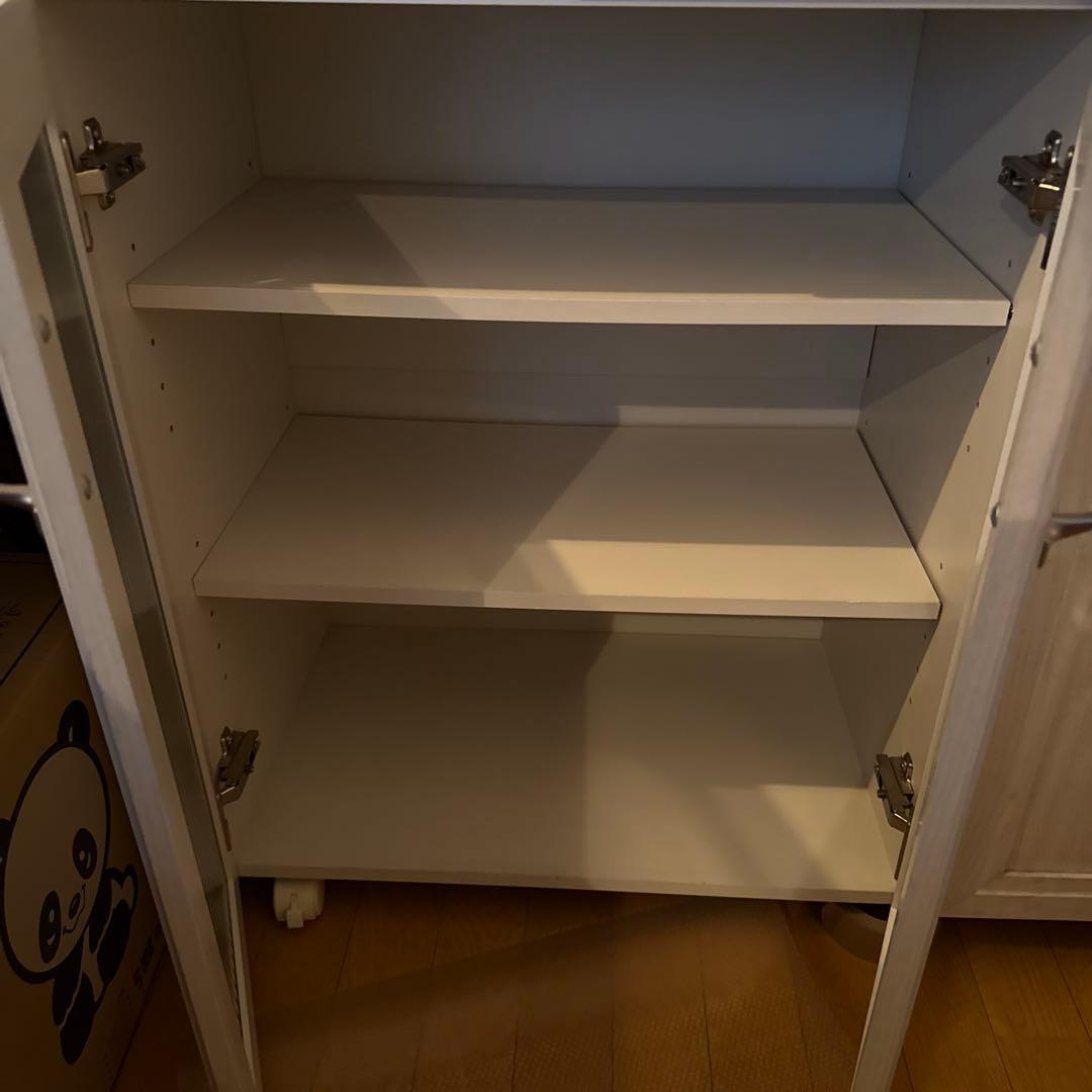 LOVE郷敦様5/1取り置き：カントリー風　食器棚　キャスターつき　ホワイト