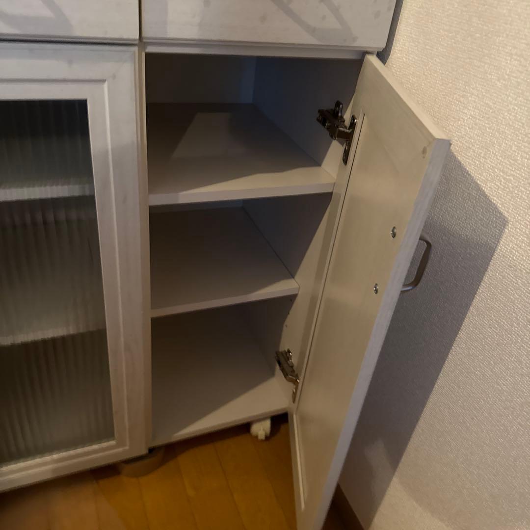 LOVE郷敦様5/1取り置き：カントリー風　食器棚　キャスターつき　ホワイト