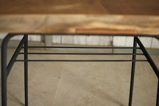 古い小ぶりな古い鉄脚と古材のテーブル