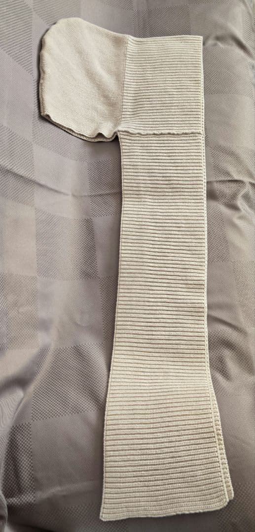 LORENA ANTONIAZZI フード付きベージュ ニットマフラー