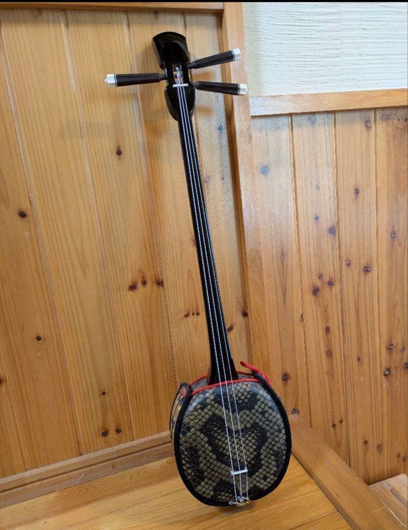(即購入可能)沖縄購入の三線 全長74センチの一回り小さいサイズ ほぼ新品②