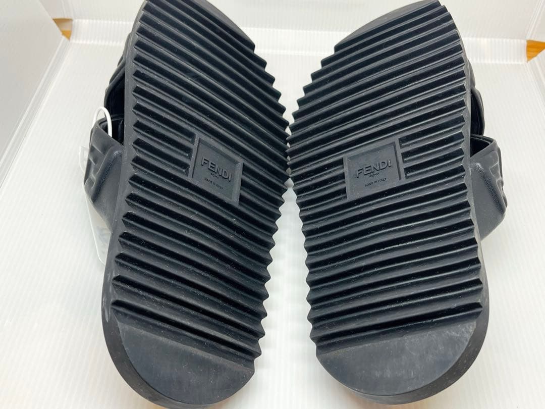 FENDI エンボス ズッカ柄 クロスベルト サンダル