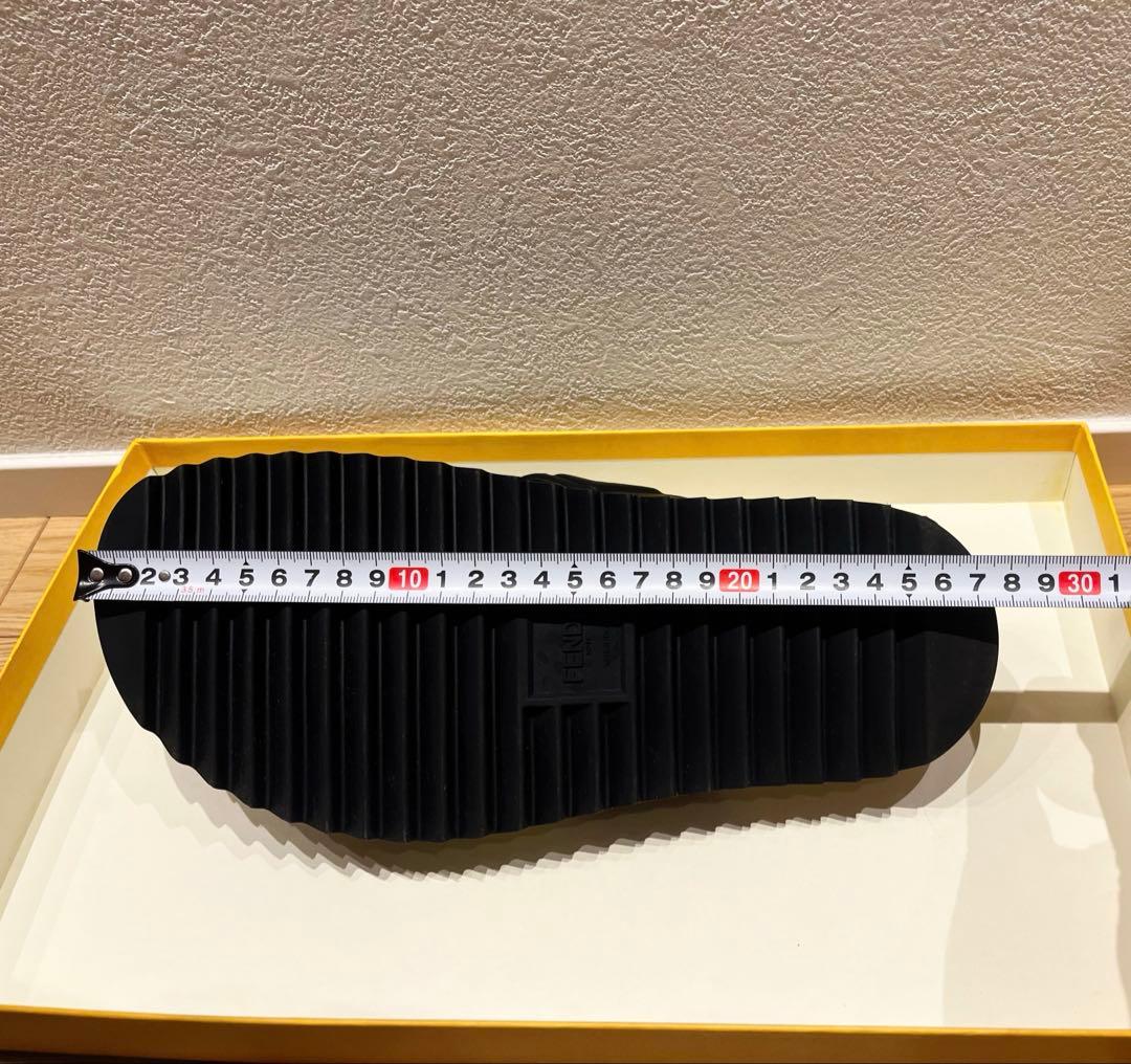 FENDI エンボス ズッカ柄 クロスベルト サンダル