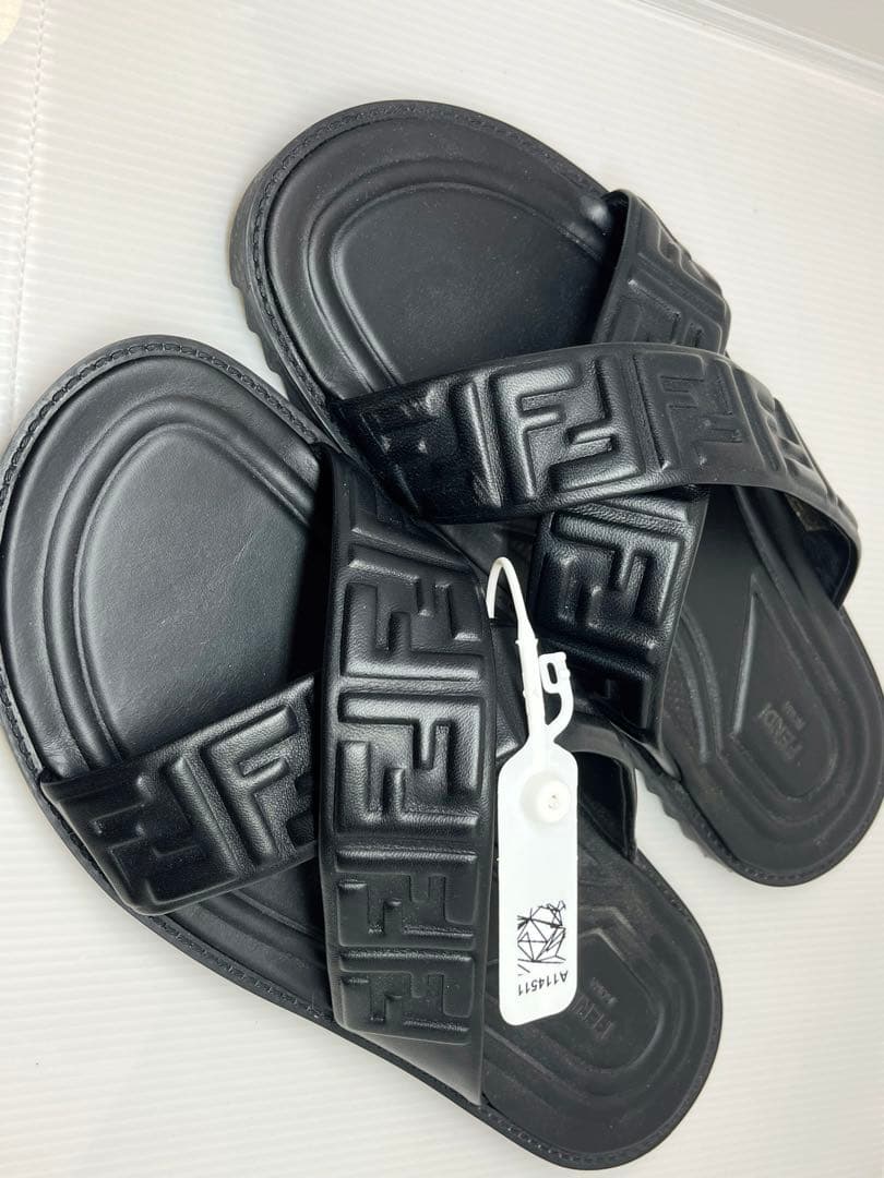 FENDI エンボス ズッカ柄 クロスベルト サンダル