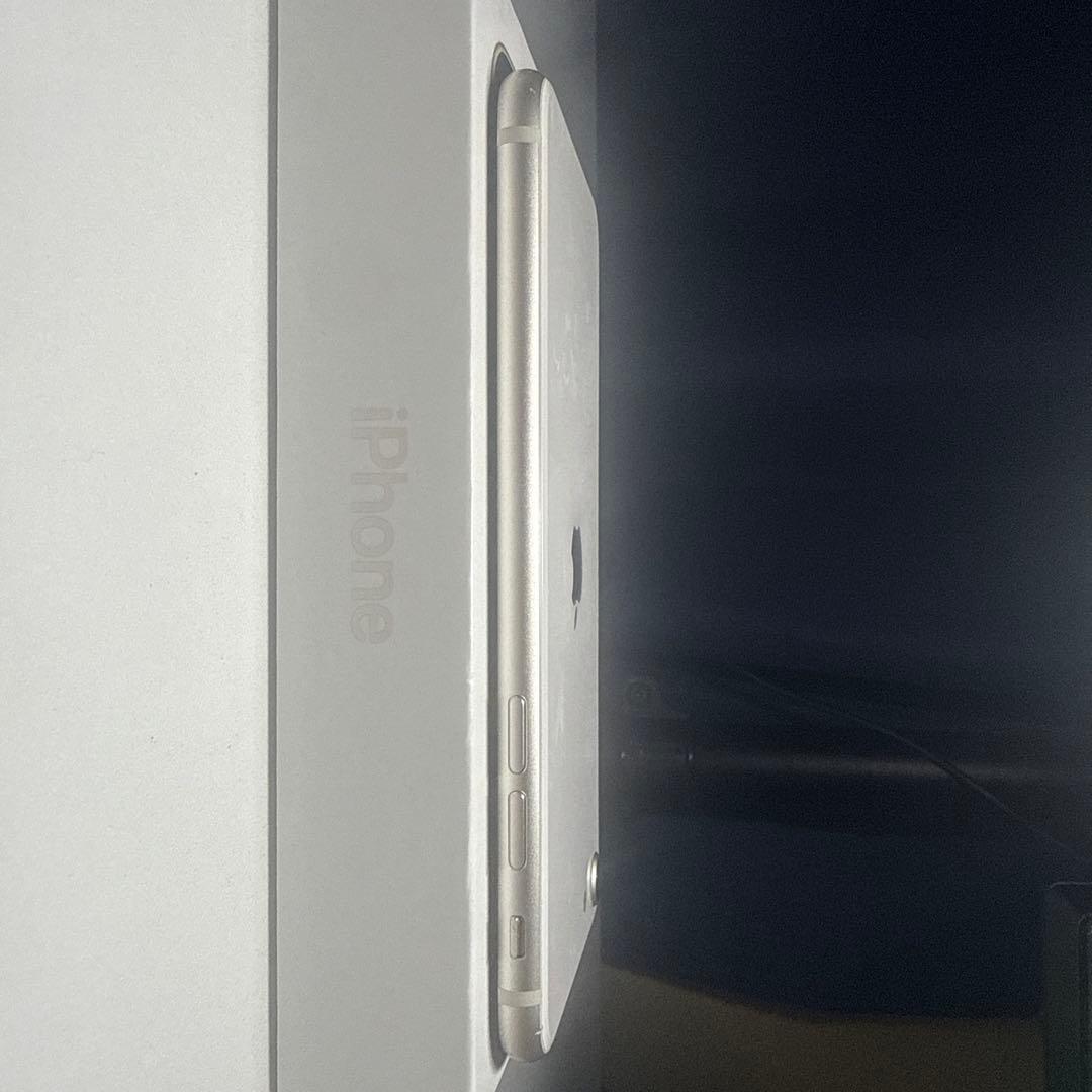 iPhone SE3 64G ホワイト　SIMフリー