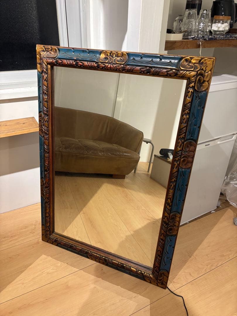 アンティークミラー　彫刻入り壁掛け鏡