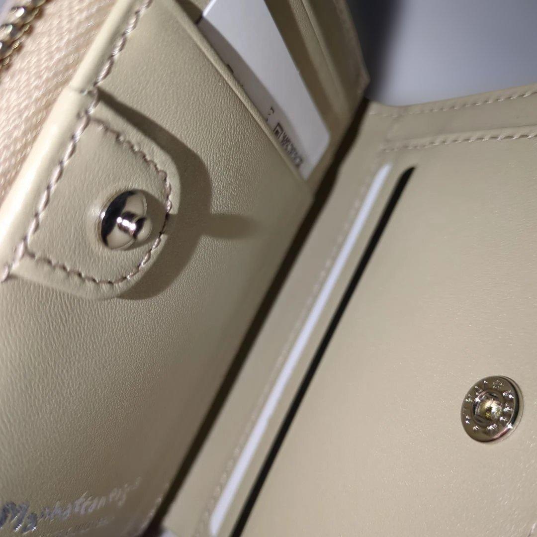 セール　新品　マンハッタナーズ　折り財布　　アンパイアロックを闊歩する　猫