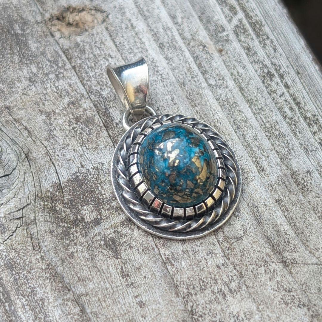 ハンドメイドのターコイズトップ　インディアンジュエリー風　　ネックレストップ