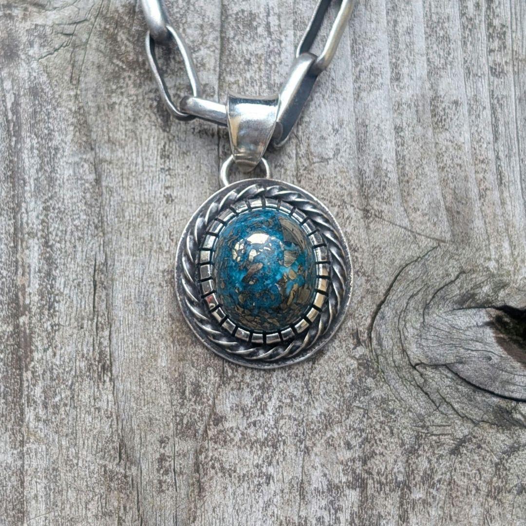 ハンドメイドのターコイズトップ　インディアンジュエリー風　　ネックレストップ