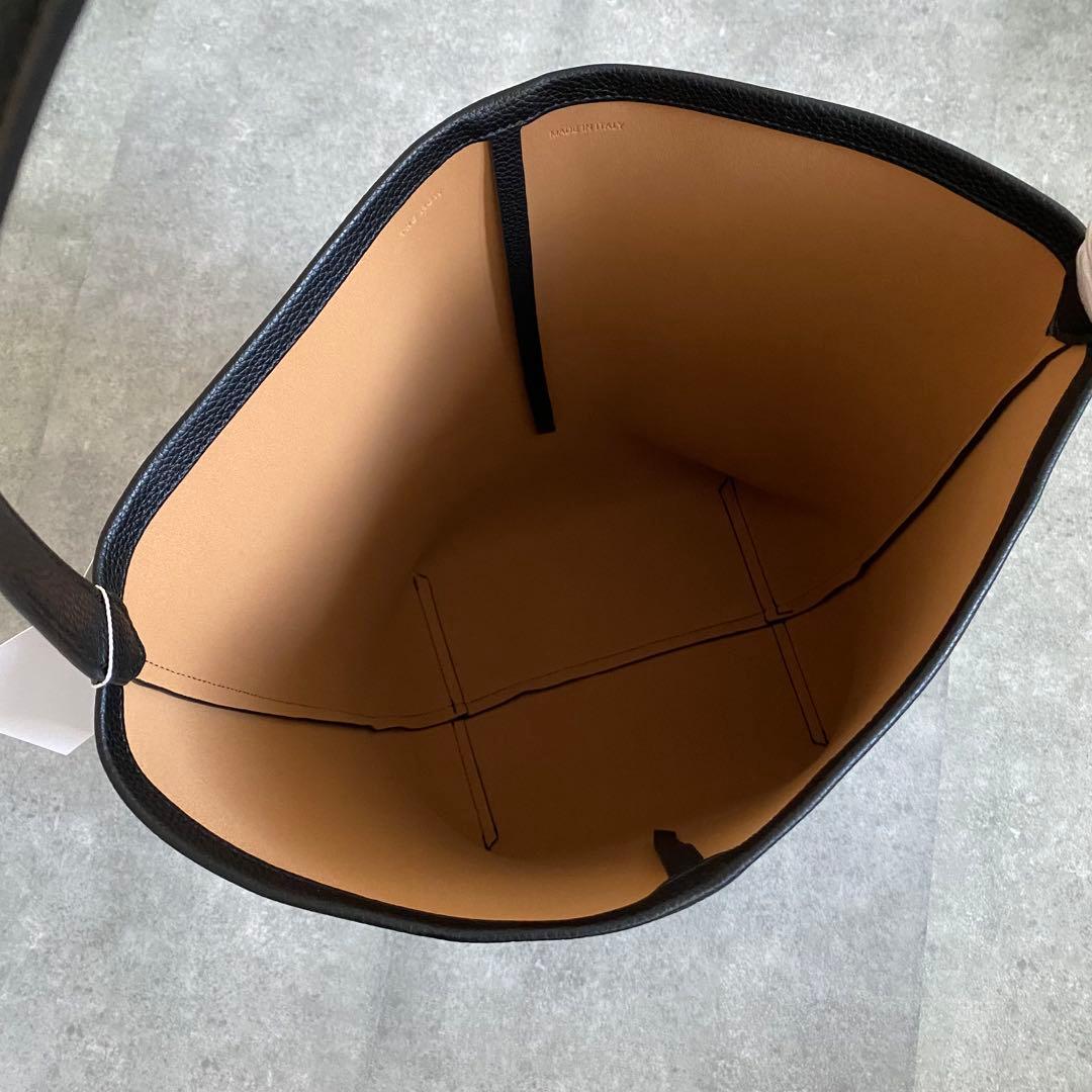 【新品未使用】ブラックトートバッグTHE ROWロゴ付き　ラージ