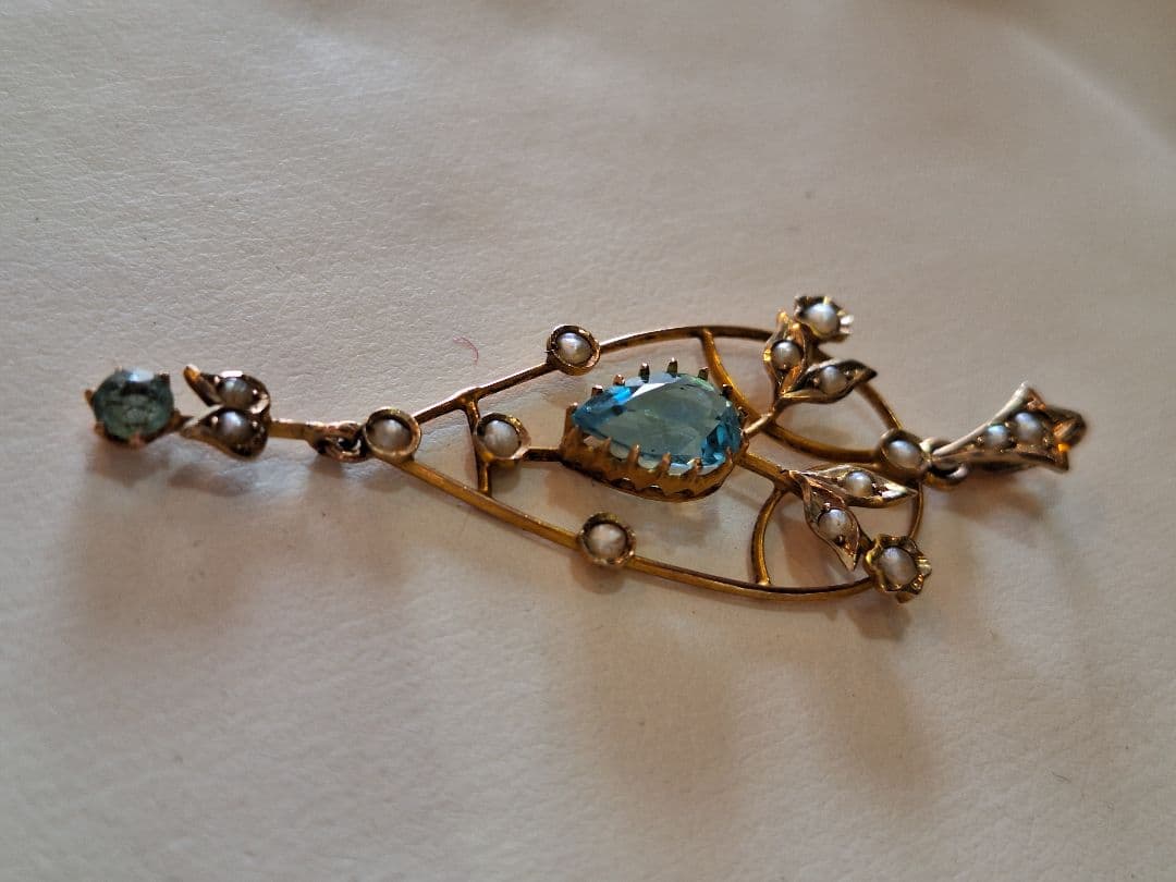 アールヌーボー　９ct　ペンダント　ブルー天然石