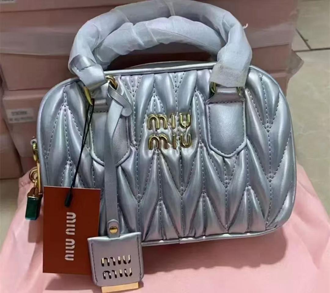 MIUMIU シルバー ショルダーバッグ