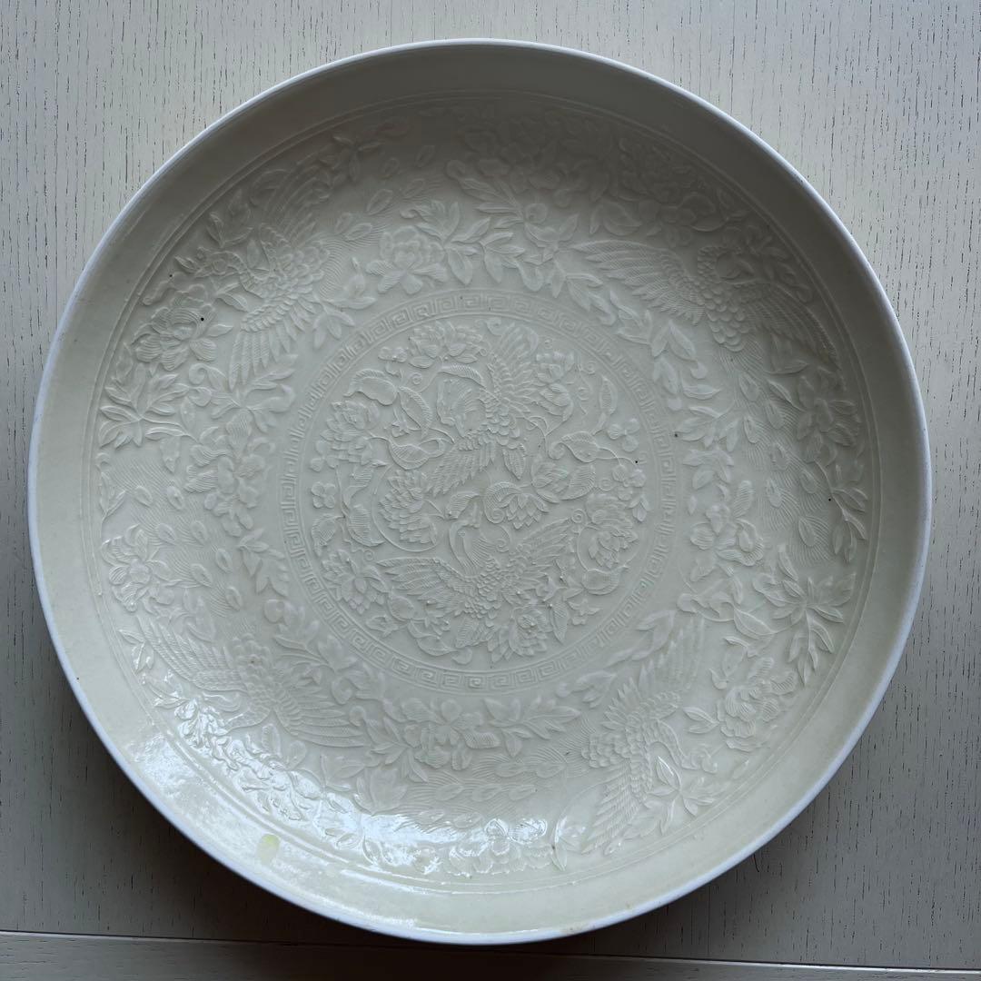 原田譲　大皿　婦人画報　31cm 白瓷印花纒枝菊紋