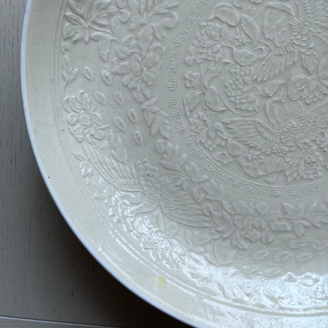 原田譲　大皿　婦人画報　31cm 白瓷印花纒枝菊紋