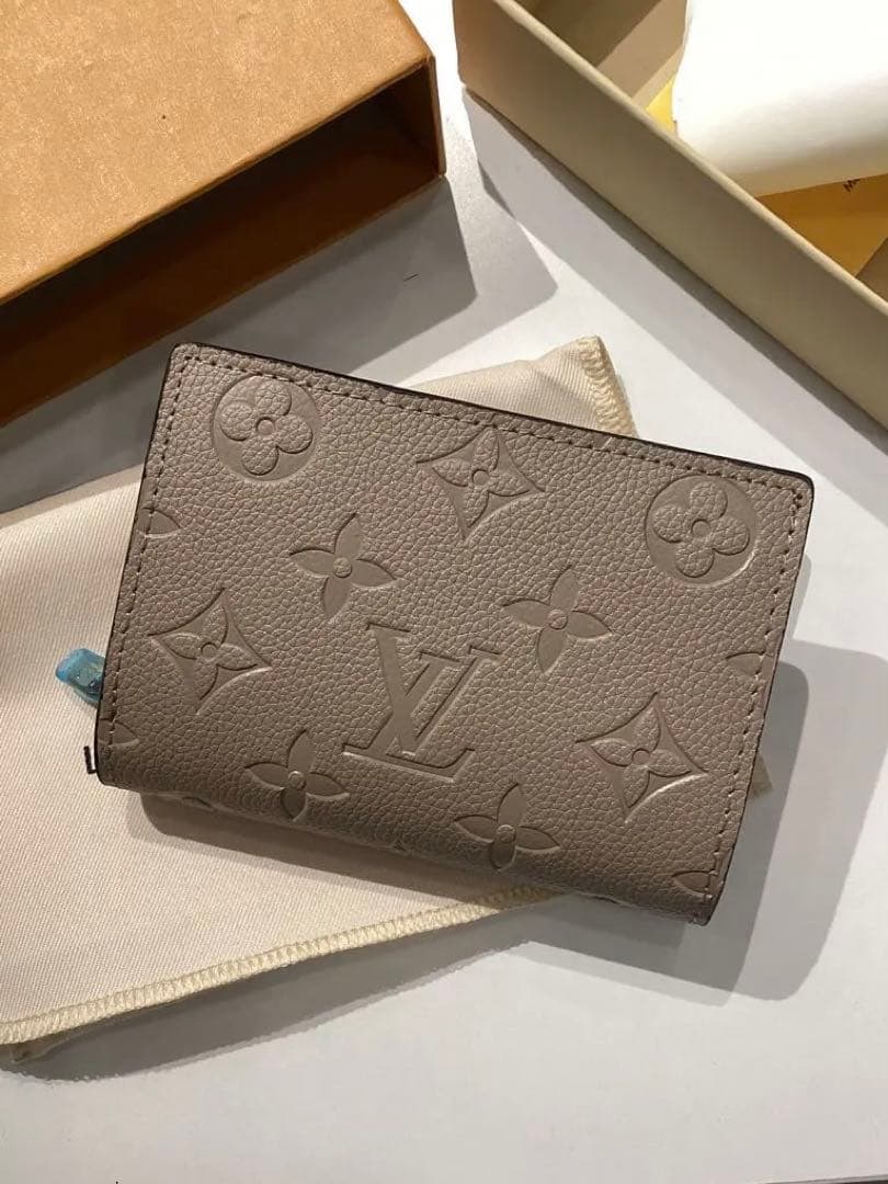 ルイヴィトン　ベージュ 二つ折り財布　ノベルティ