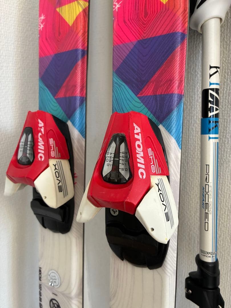 ジュニア用Atomic スキー板 Xo4 カラフル デザイン