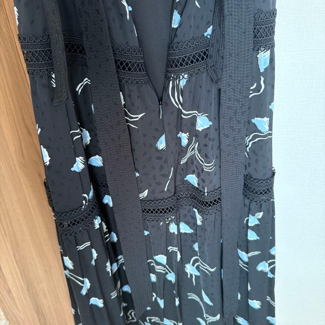 セルフポートレート　バックリボン花柄レース付きスリーブレスドレス