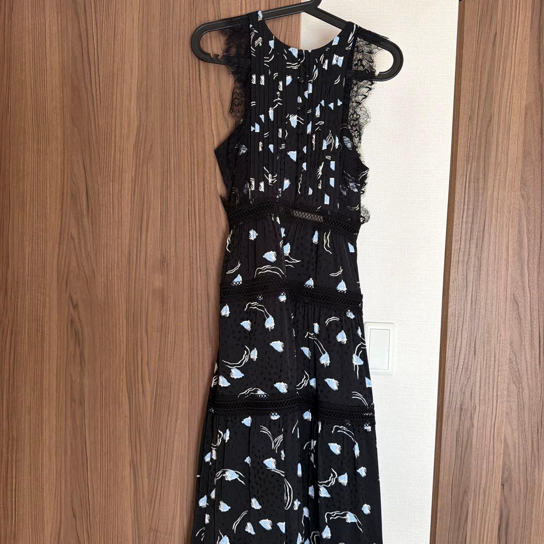 セルフポートレート　バックリボン花柄レース付きスリーブレスドレス