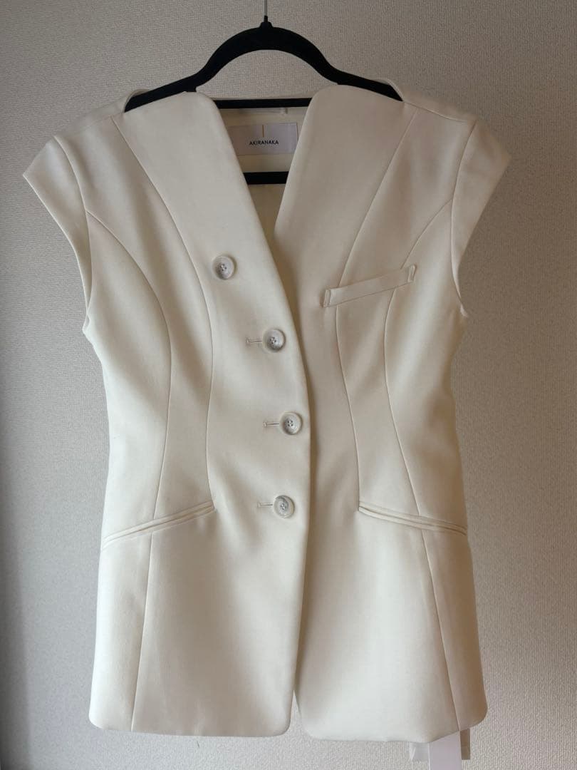 新品　AKIRANAKA ホワイト スリーブレスベスト