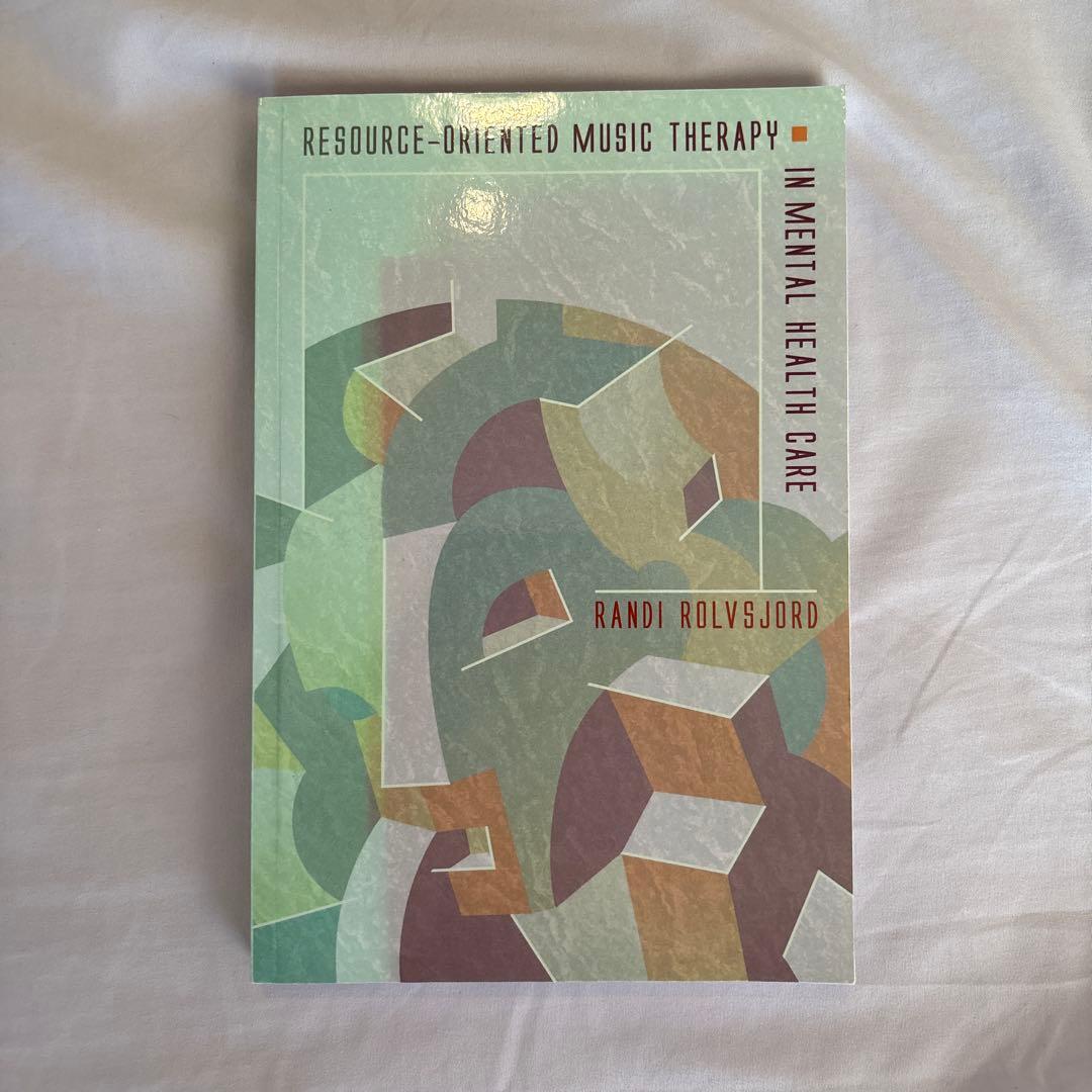 洋書 Resource-oriented Music Therapy