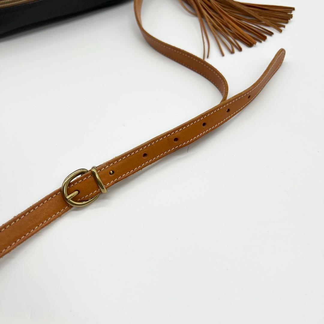 美品✨イルビゾンテ　ショルダーバッグ　カメラバッグ　レザー　ブラック　タッセル