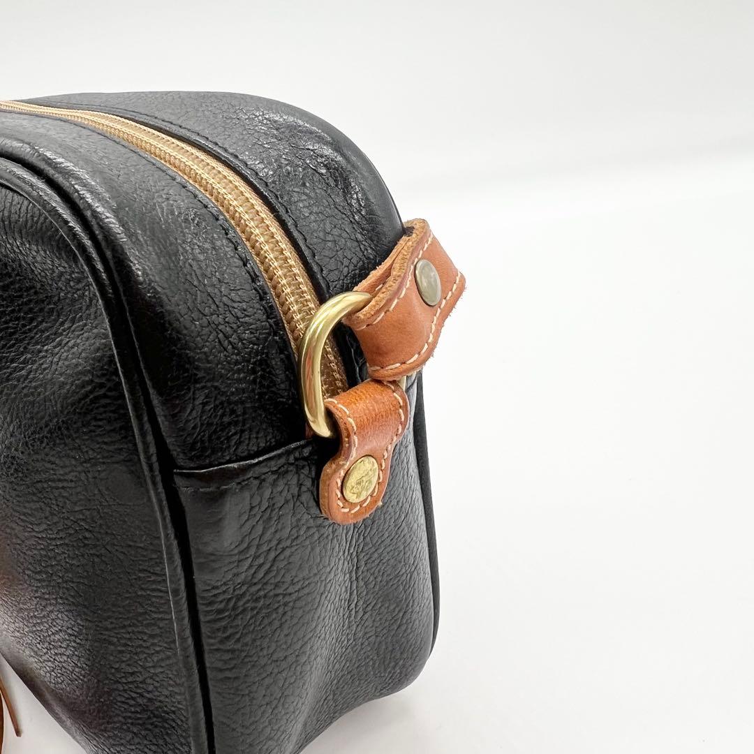 美品✨イルビゾンテ　ショルダーバッグ　カメラバッグ　レザー　ブラック　タッセル