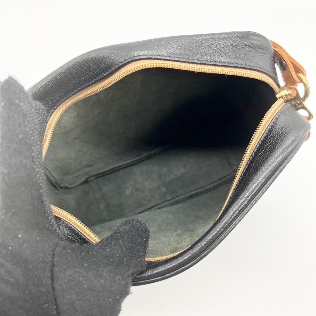 美品✨イルビゾンテ　ショルダーバッグ　カメラバッグ　レザー　ブラック　タッセル